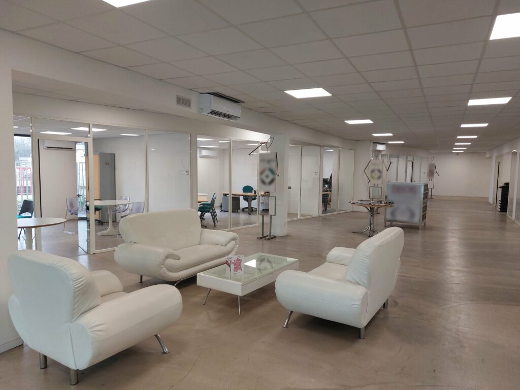 cloison modulaire posée par la miroiterie du sud-ouest