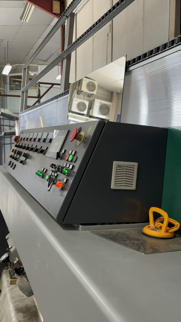 Machine de façonnage des bords de verre dans l’atelier MSO à Lormont