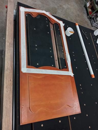 Remplacement du vitrage d’une porte en bois ancienne à l’atelier MSO