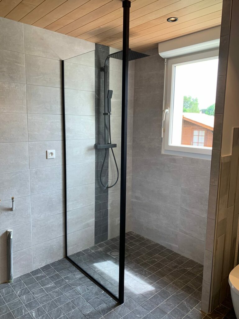 Paroi de douche sur mesure walk-in en verre avec profilé noir mat dans une salle de bain contemporaine