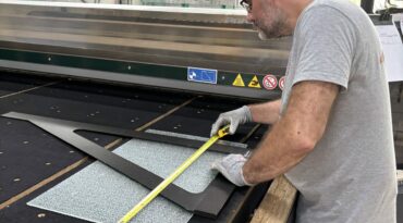 01-decoupe-verre-sur-mesure-gabarit-atelier-mso-lormont Découpe verre sur mesure : un miroitier MSO contrôle les cotes d’un gabarit dans l’atelier de Lormont