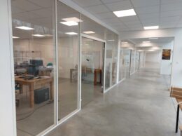 Cloisons modulaires sur mesure vitrées avec cloisons fixes et portes vitrées