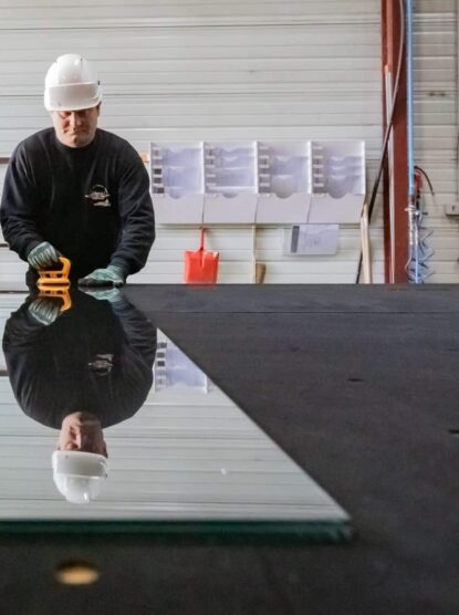 Atelier de découpe de verre sur mesure de la Miroiterie du Sud-ouest basé à Lormont.