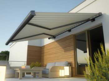 Store banne à coffre intégré installé sur terrasse — Miroiterie du Sud-Ouest Lormont Gironde