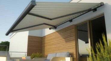 Store banne à coffre intégré installé sur terrasse — Miroiterie du Sud-Ouest Lormont Gironde