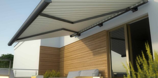 Store banne à coffre intégré installé sur terrasse — Miroiterie du Sud-Ouest Lormont Gironde